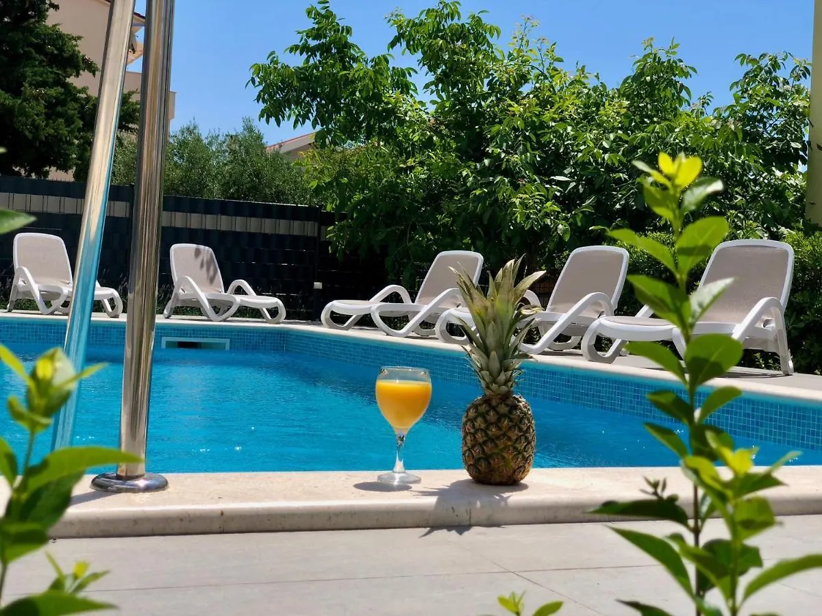 Seka Apartments With A Pool Kastela