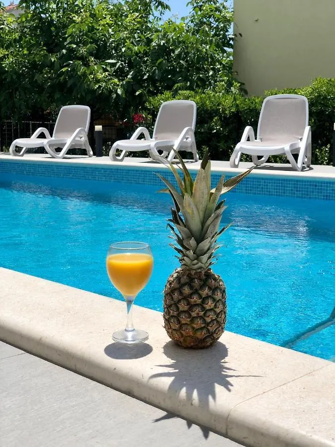 Seka Apartments With A Pool Kaštela