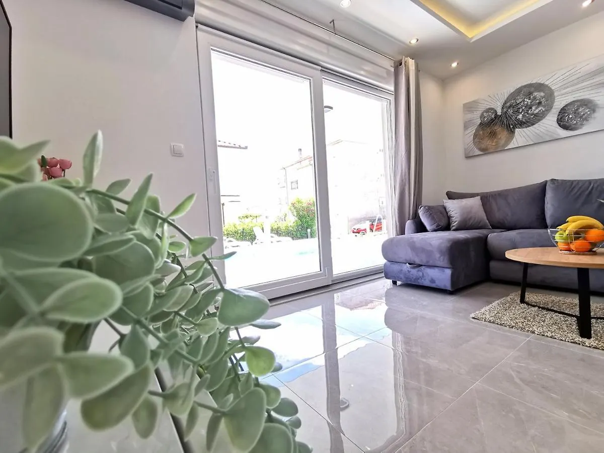 Seka Apartments With A Pool Kastela