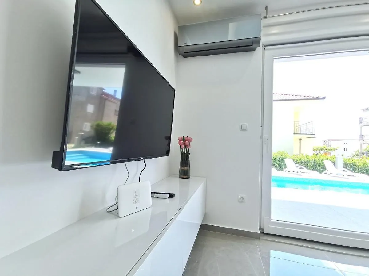 Seka Apartments With A Pool Kastela Croatia