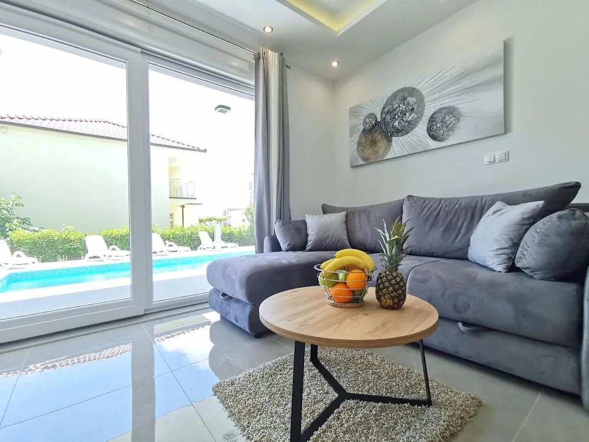 Seka Apartments With A Pool Kastela