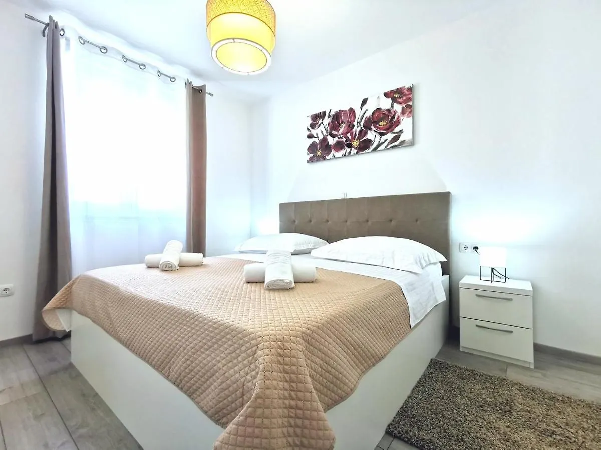 Seka Apartments With A Pool Kastela