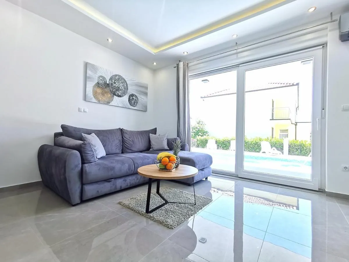 Seka Apartments With A Pool Kastela