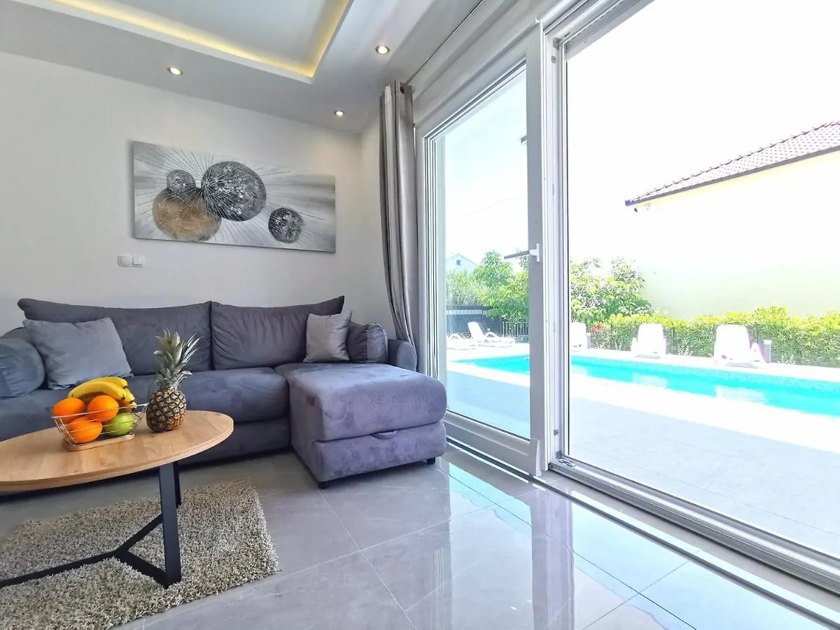 Seka Apartments With A Pool Kaštela