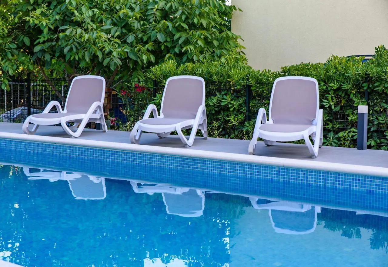 Seka Apartments With A Pool Kaštela