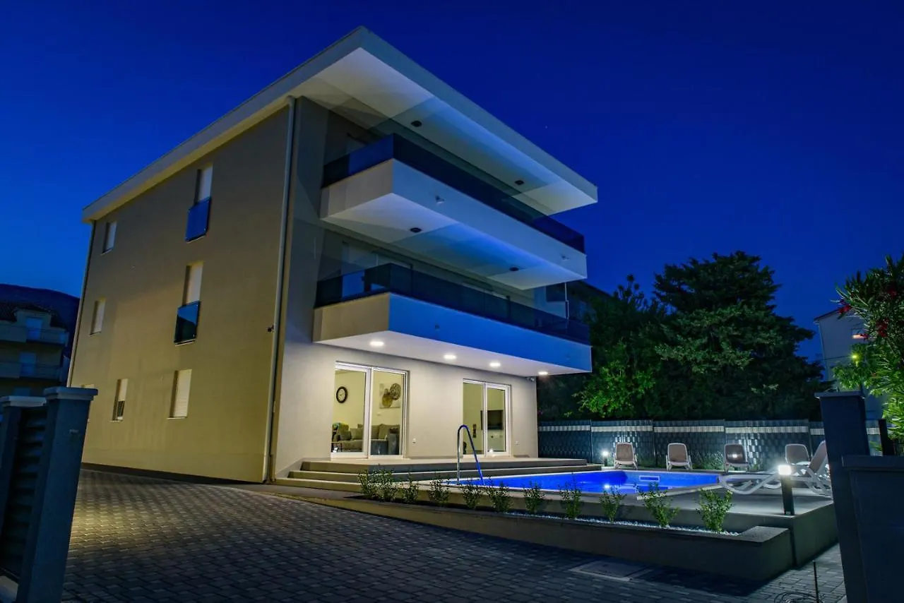 Seka Apartments With A Pool Kaštela